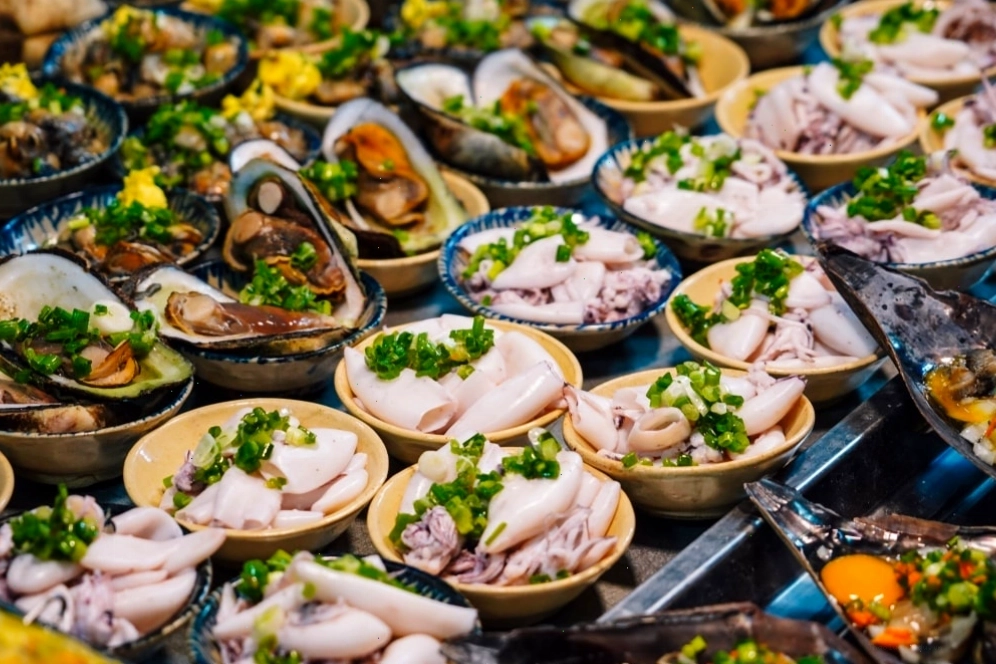 Cảnh biển đảo đẹp với sóng vỗ bờ cát trắng
