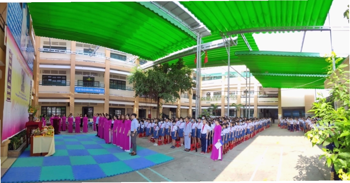 Cảnh nhộn nhịp tại khu vực Đền Hùng