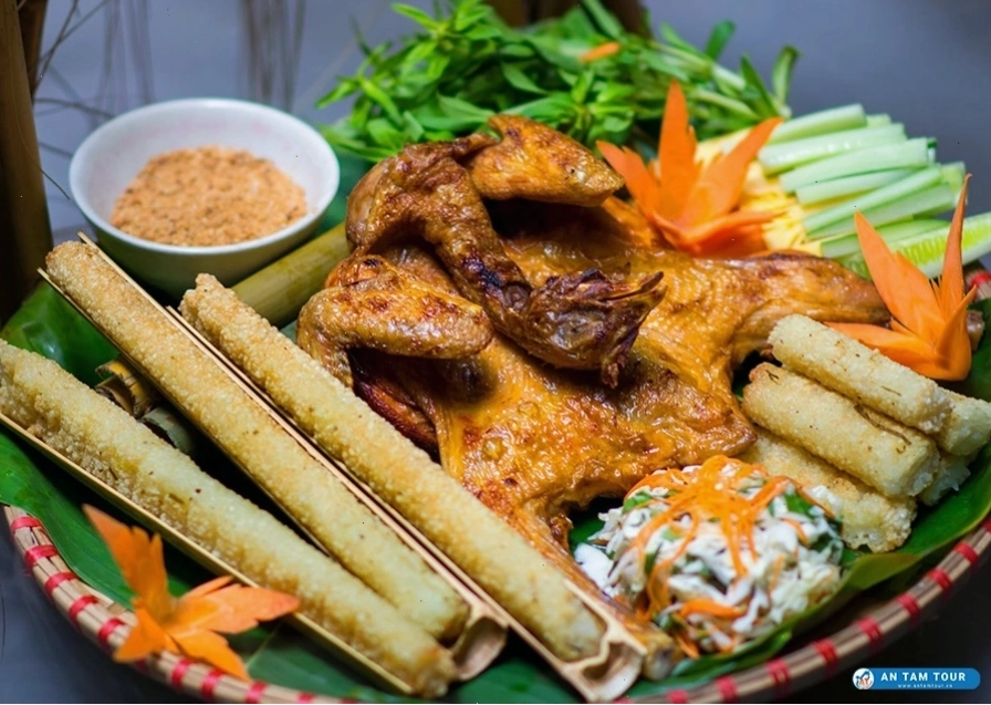 Cảnh quan hồ Hòa Bình thơ mộng