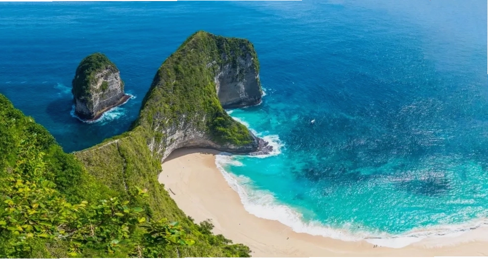 Cảnh quan kỳ vĩ của bãi biển Kelingking Nusa Penida Bali nhìn từ trên cao