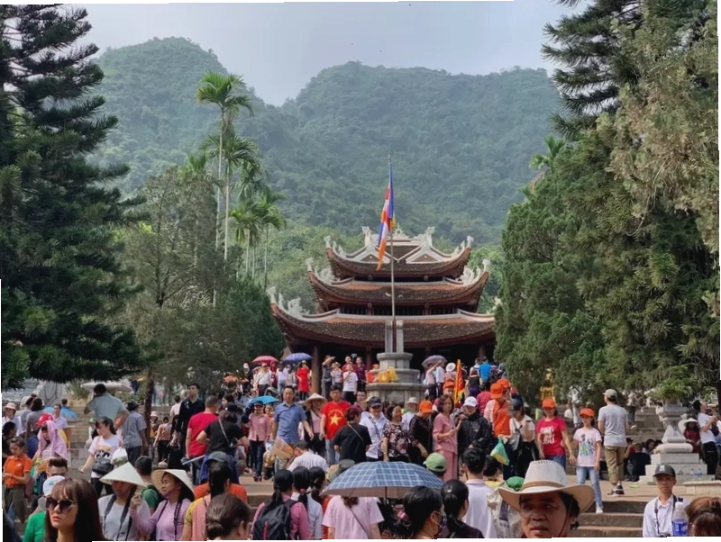 Cảnh quan Suối Yến chùa Hương vào mùa lễ hội thu hút nhiều du khách