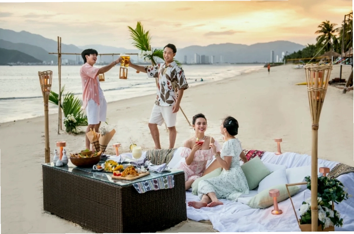 Cảnh quan xanh mát bao quanh bãi biển Mỹ Khê