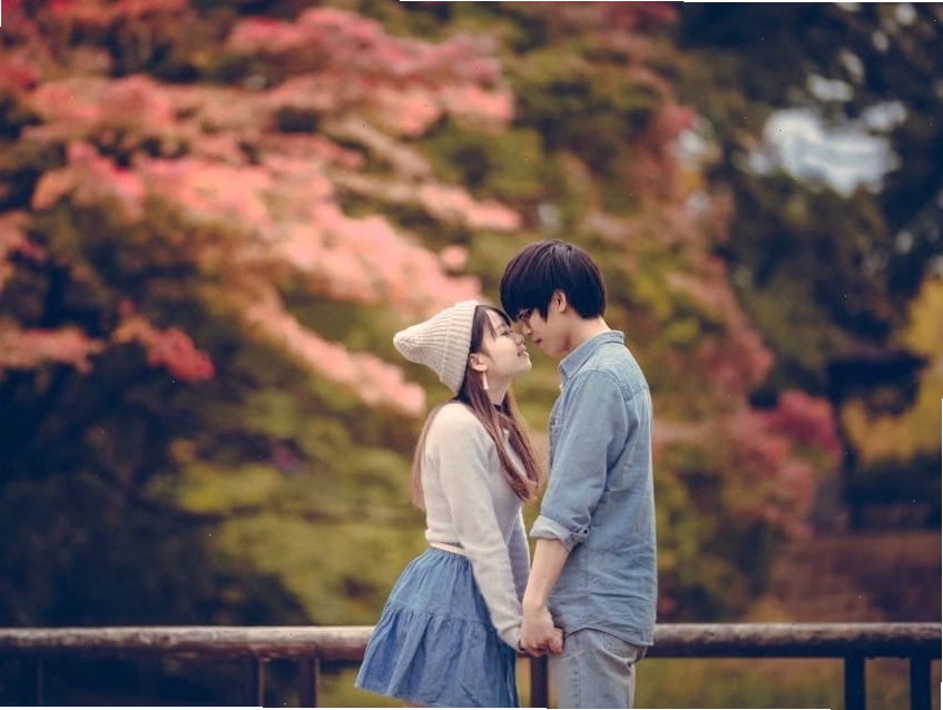 Cặp đôi cười rạng rỡ nhìn nhau