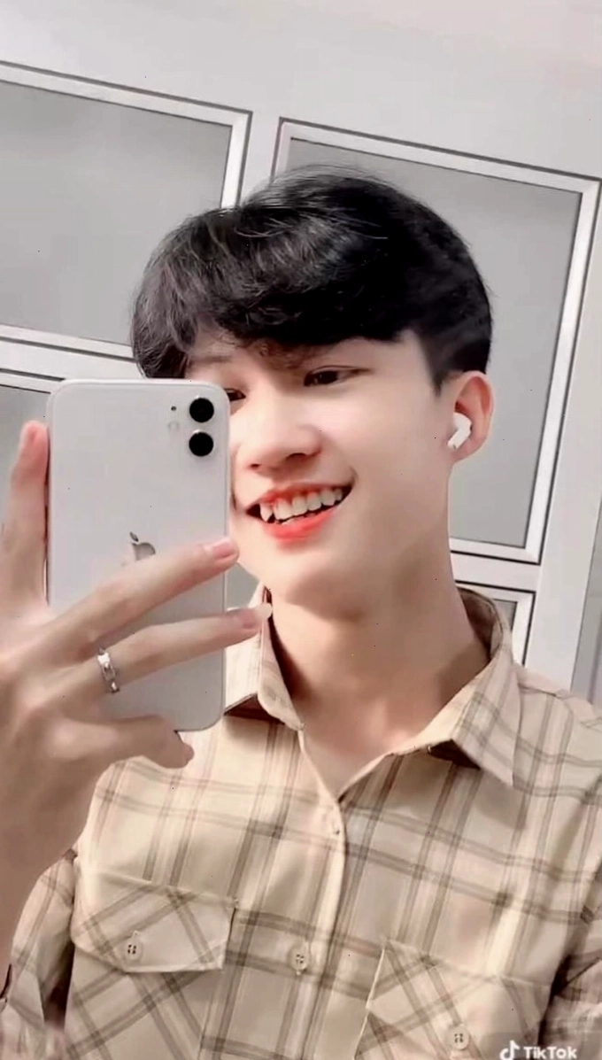 Chàng trai 2k9 với biểu cảm thu hút ánh nhìn