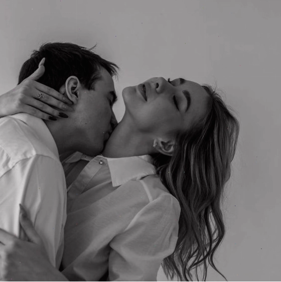 Chàng trai âu yếm đặt nụ hôn lên trán cô gái thể hiện sự yêu thương và che chở