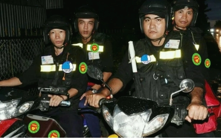 Chàng trai miền Tây làm việc chăm chỉ ban ngày và giúp đỡ mọi người ban đêm