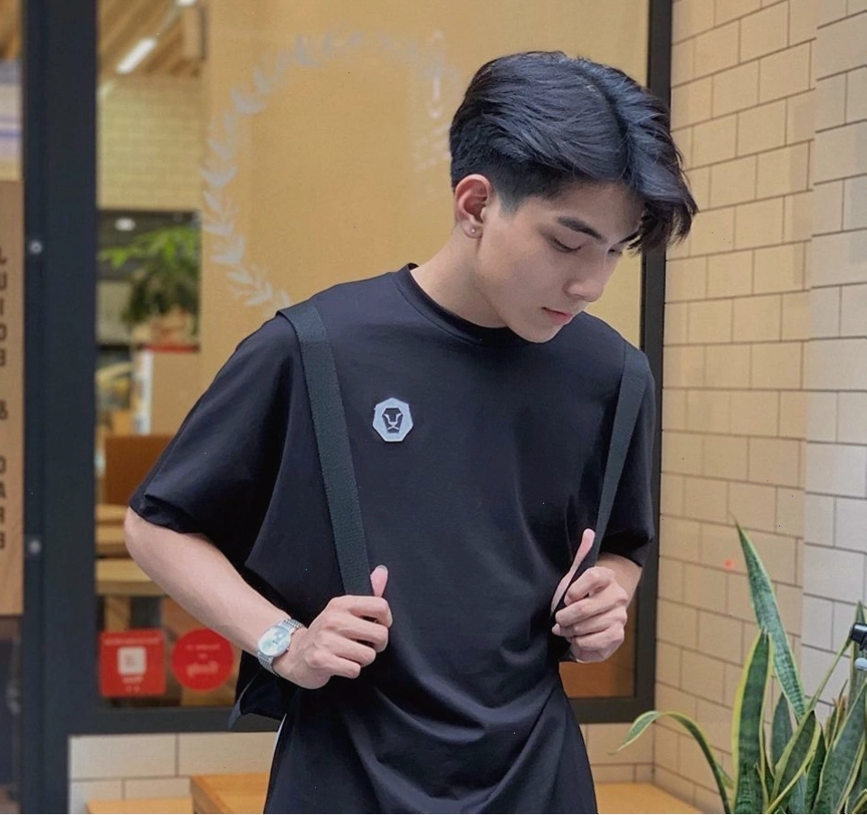 Chàng trai Việt Nam với vẻ ngoài lịch lãm và cuốn hút