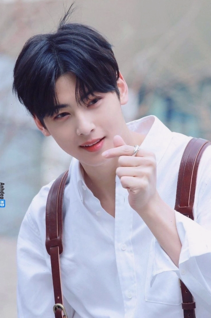 Chàng trai với nét mặt baby, đôi mắt to tròn dễ thương