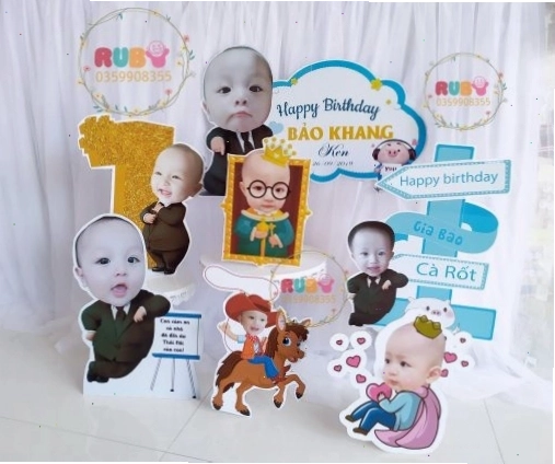 Chibi bé trai với nón sinh nhật và bong bóng