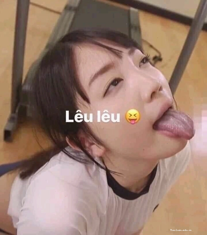 Cô gái Nhật Bản thè lưỡi lêu lêu, biểu cảm tinh nghịch phổ biến trong meme