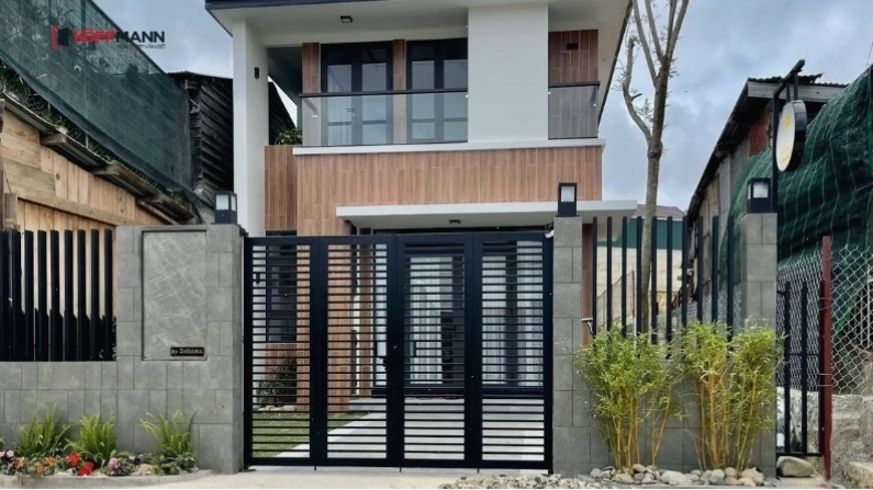 Cổng nhà vững chãi, hài hòa với kiến trúc tổng thể theo phong thủy