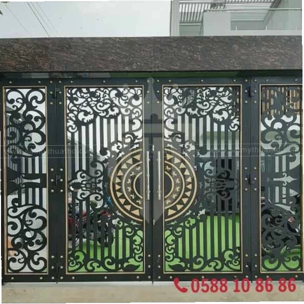 Cổng sắt 4 cánh cân đối, hài hòa với không gian xung quanh