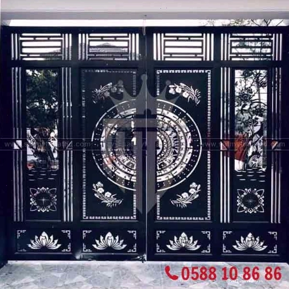 Cổng sắt 4 cánh hiện đại có ô thoáng phía trên, tạo sự thông thoáng