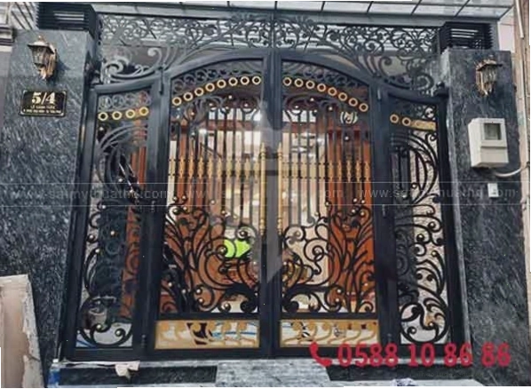 Cổng sắt 4 cánh mỹ thuật cổ điển với họa tiết hoa văn tinh xảo