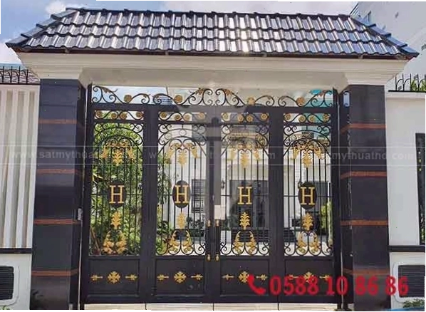 Cổng sắt 4 cánh thiết kế theo phong thủy với chiều cao và chiều rộng hợp lý