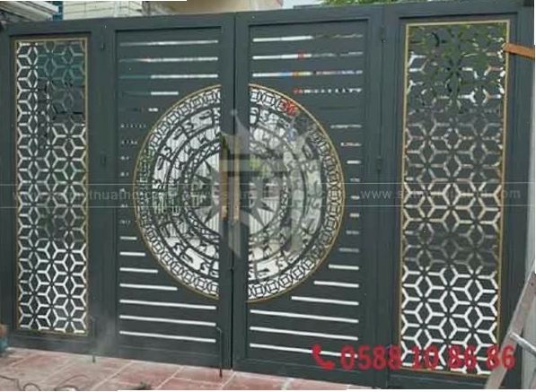 Cổng sắt 4 cánh với kích thước chuẩn phong thủy, tạo sự cân đối cho ngôi nhà