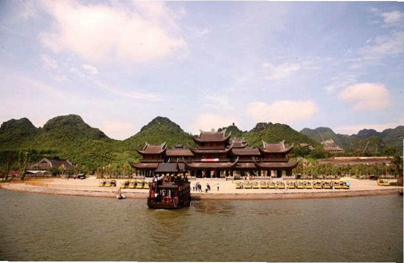 Cổng Tam Quan Chùa Tam Chúc