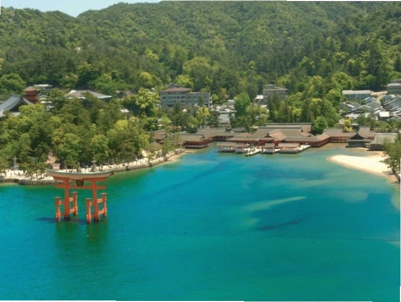 Cổng Torii nổi tiếng giữa biển tại đền Itsukushima