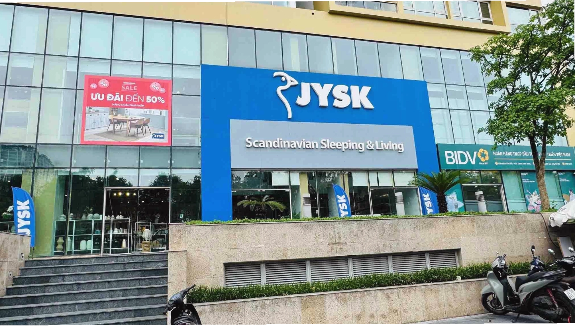 Cửa hàng JYSK trưng bày nhiều loại cây xanh trang trí nội thất