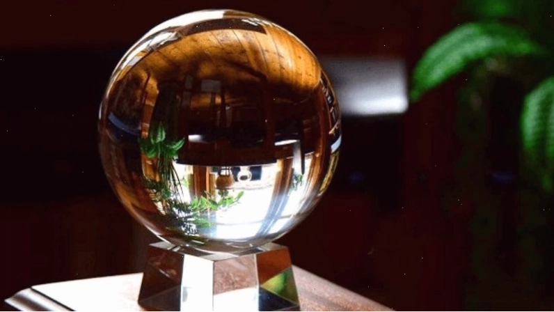 Đặt quả cầu phong thủy trên két sắt thu hút tài lộc