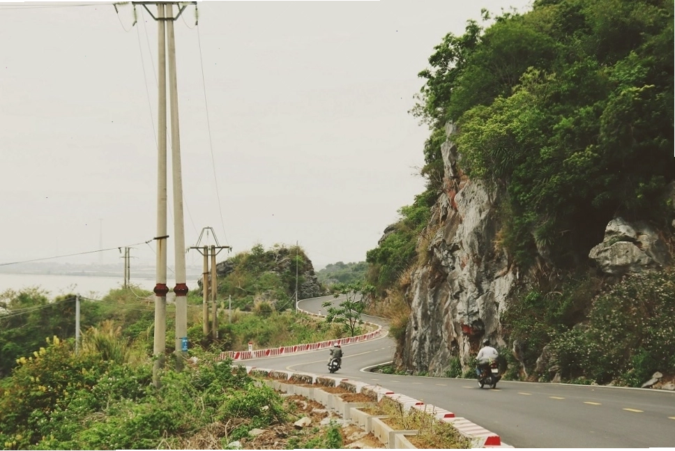 Di chuyển bằng cáp treo ngắm toàn cảnh Cát Bà