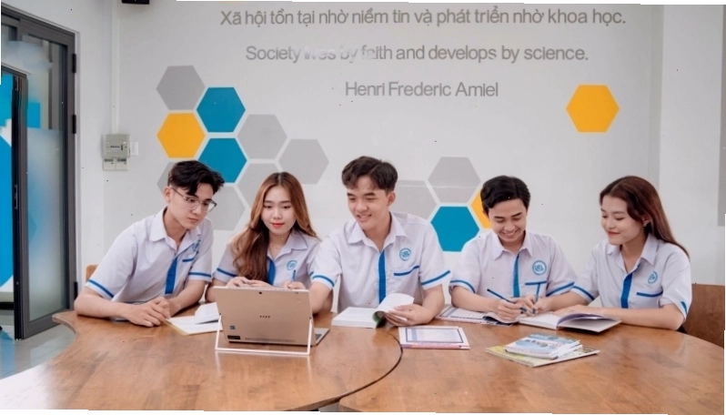 Doanh nhân đang thuyết trình trước đội ngũ nhân viên