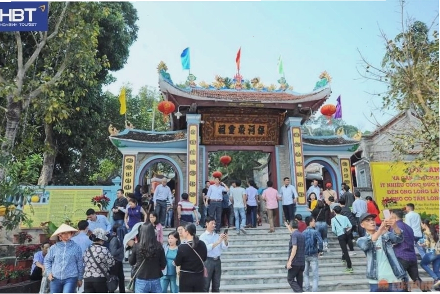 Du khách dâng lễ tại Đền Ông Hoàng Bảy
