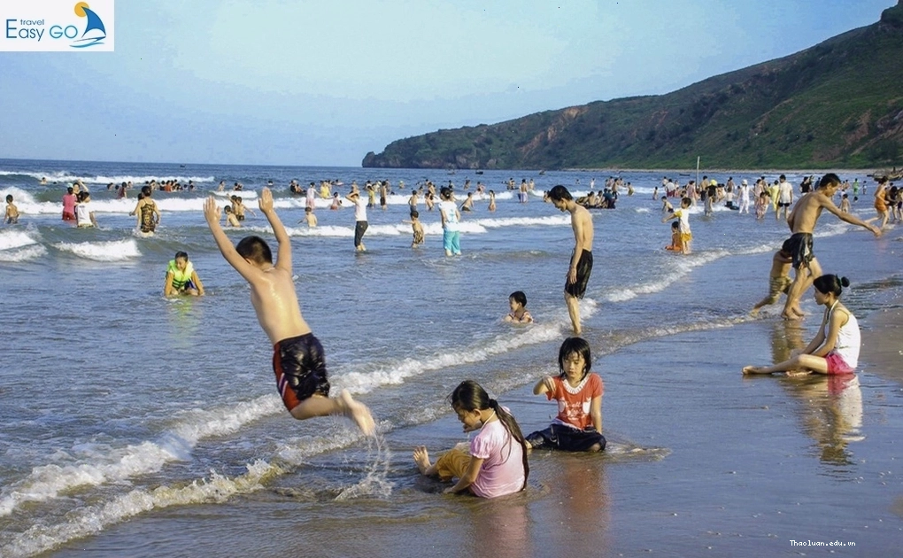 Du khách đến bãi biển Quỳnh Nghĩa tắm biển khá đông đúc