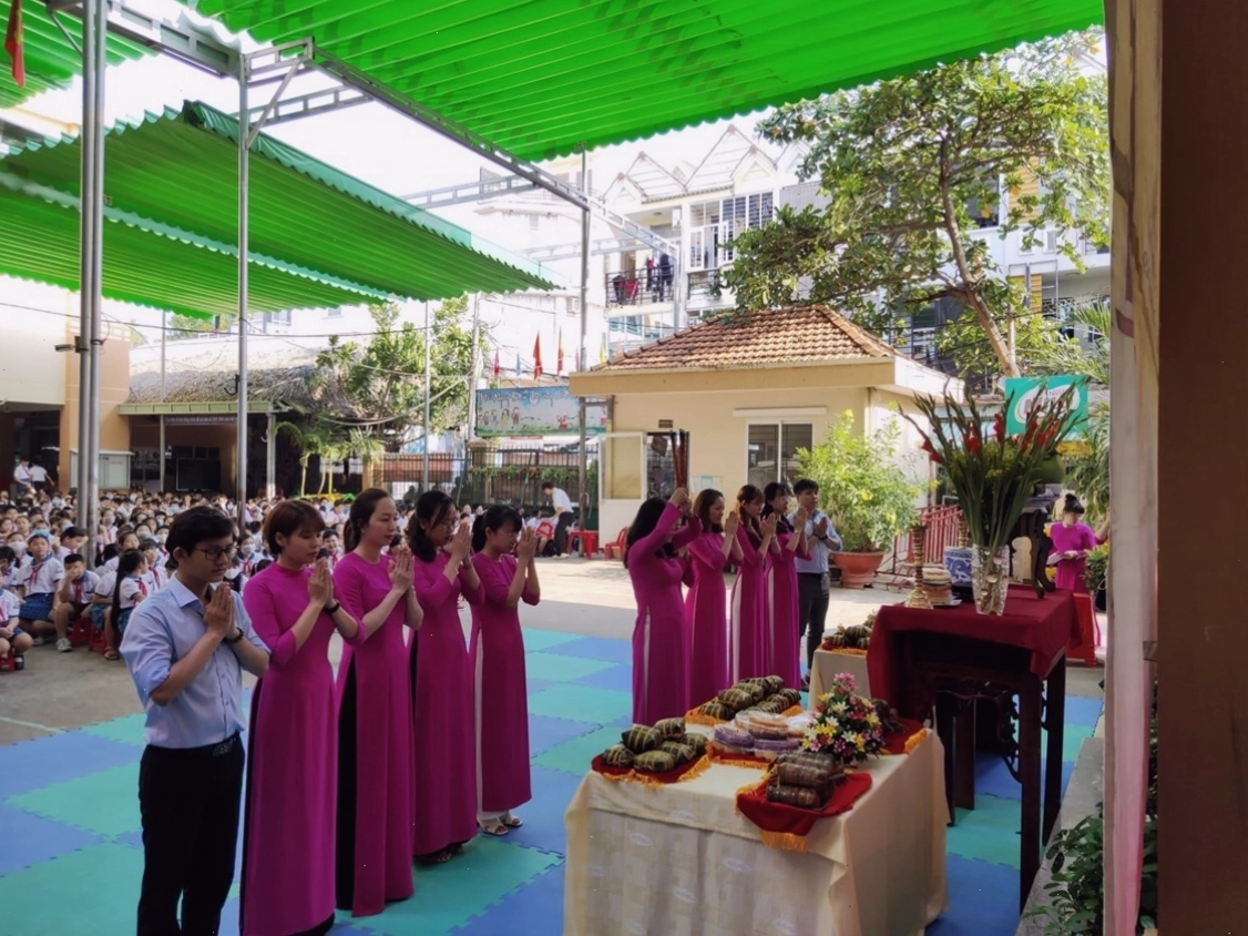 Du khách tham quan Đền Hùng