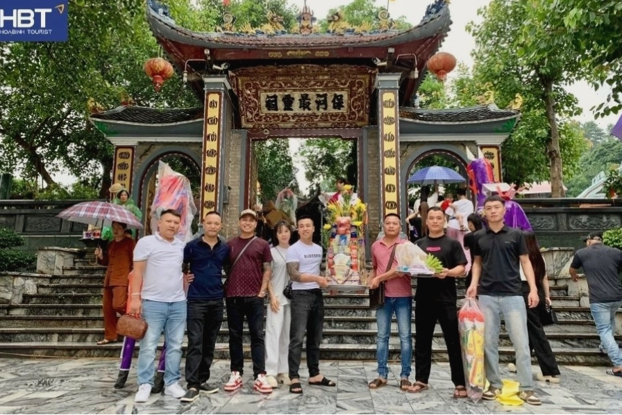 Du khách thành tâm cầu nguyện tại Đền Ông Hoàng Bảy