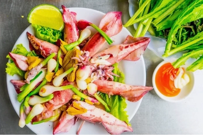 Du khách thư giãn trên bãi biển Bình Minh