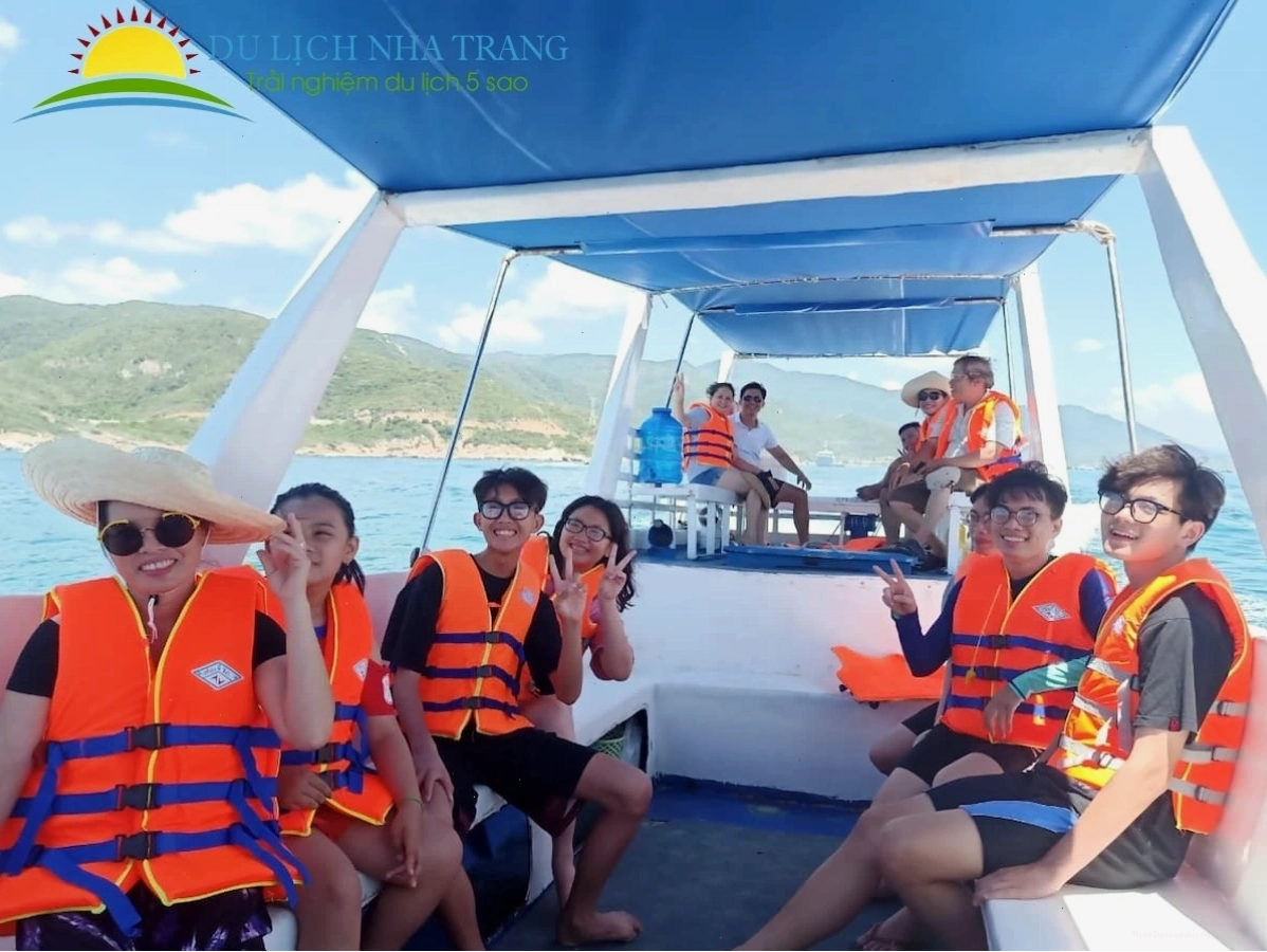 Du thuyền khám phá đảo Bình Hưng trong tour Ninh Thuận