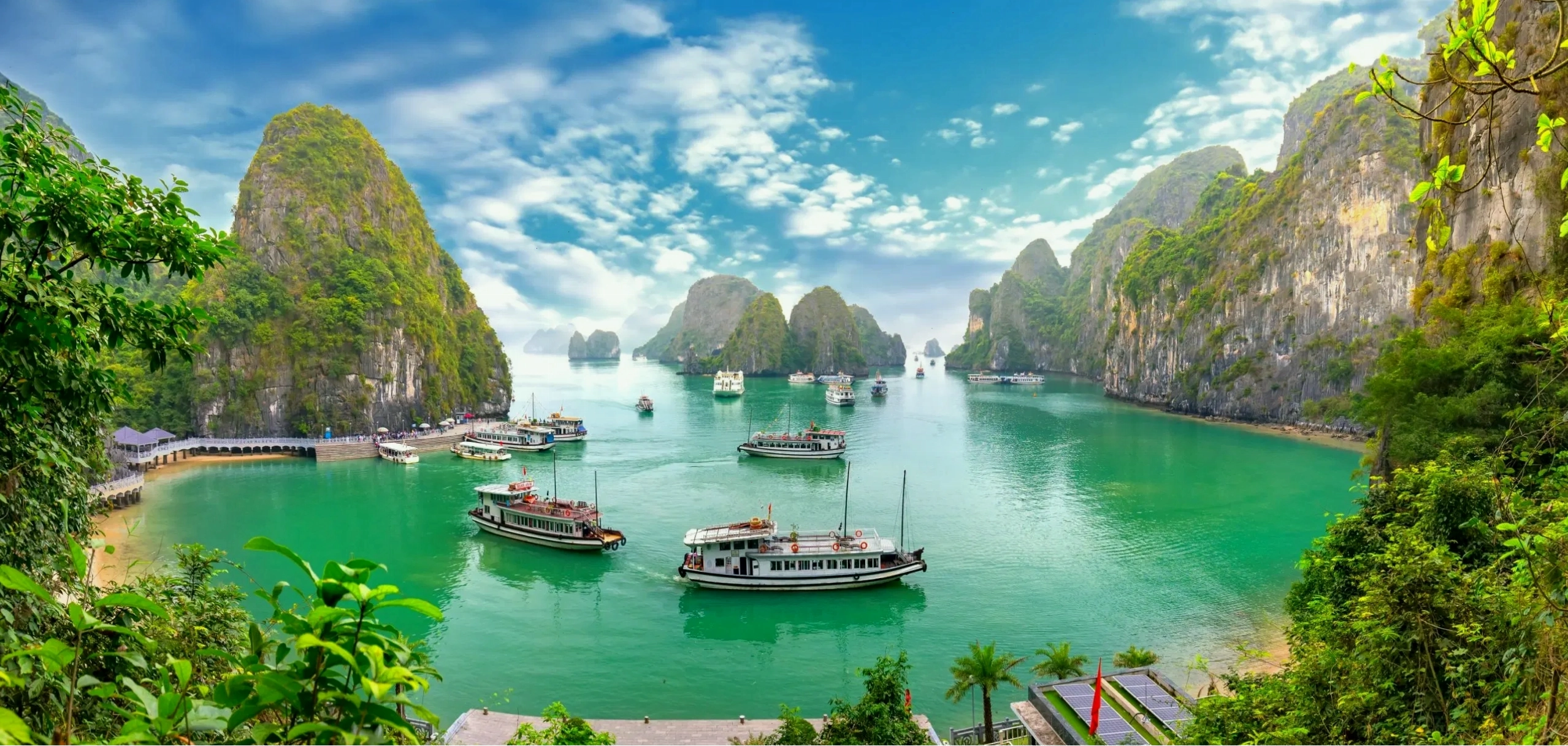 Du thuyền sang trọng neo đậu trên Vịnh Hạ Long
