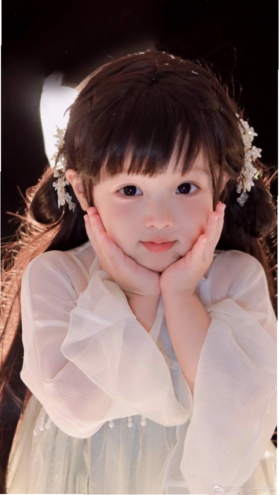 Em bé sơ sinh đang ngủ say trên nôi, trông rất bình yên