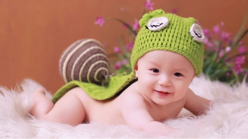 Em bé trai cười ngộ nghĩnh với đôi mắt biết cười
