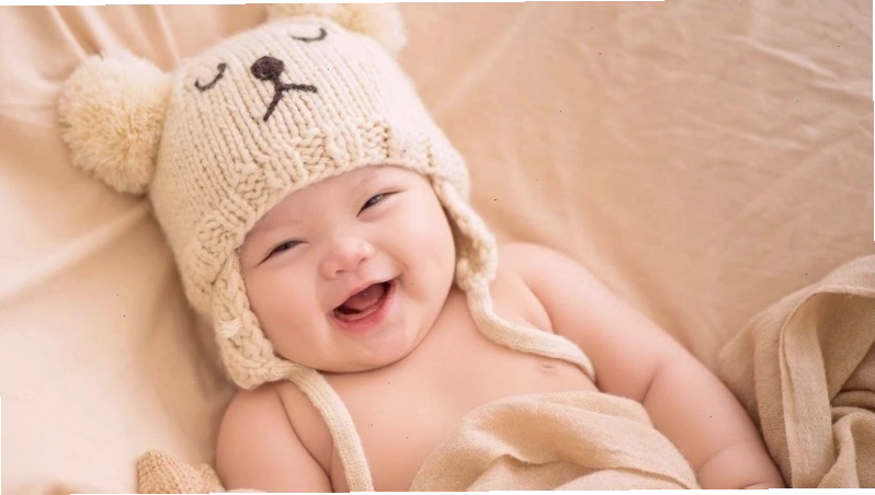 Em bé trai kháu khỉnh đang nhìn ngắm thế giới xung quanh