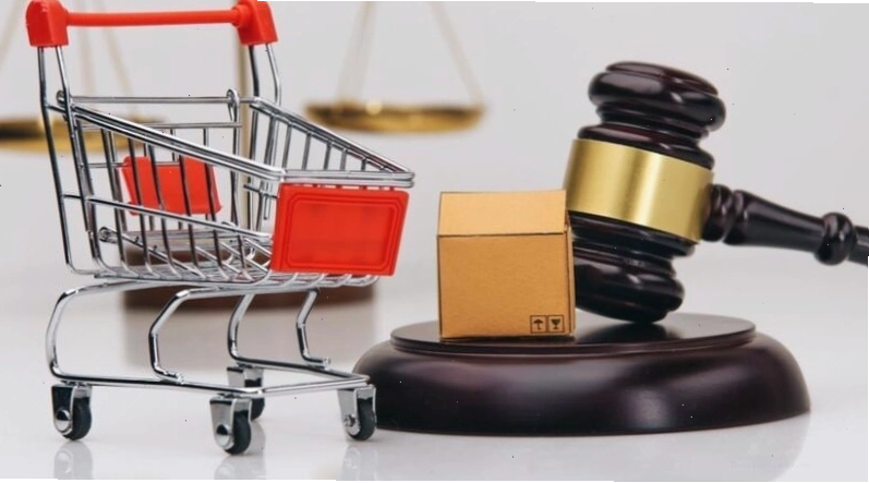 Giao dịch viên đang làm việc với hồ sơ tại ngân hàng