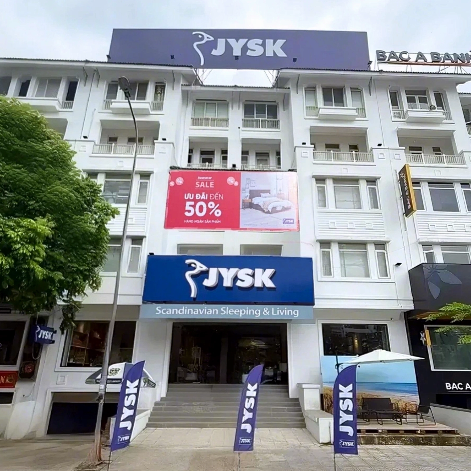 Góc ban công với nhiều cây xanh trang trí, tạo không gian thư giãn
