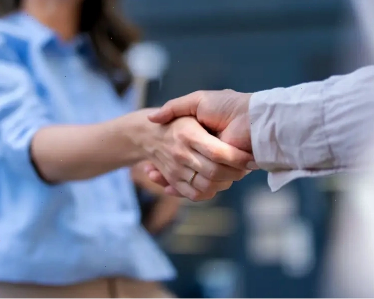 Gửi lời chúc 20/10 cho đồng nghiệp bằng tiếng Anh một cách chân thành sẽ khiến mối quan hệ của cả hai bên trở nên gắn bó hơn