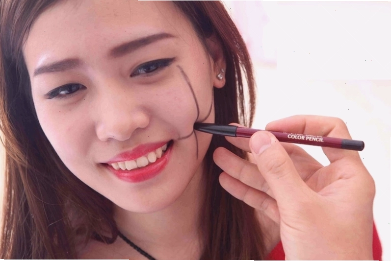 Hai má lúm đồng tiền tạo nụ cười rạng rỡ