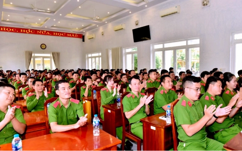 Hình ảnh lực lượng công an làm nhiệm vụ