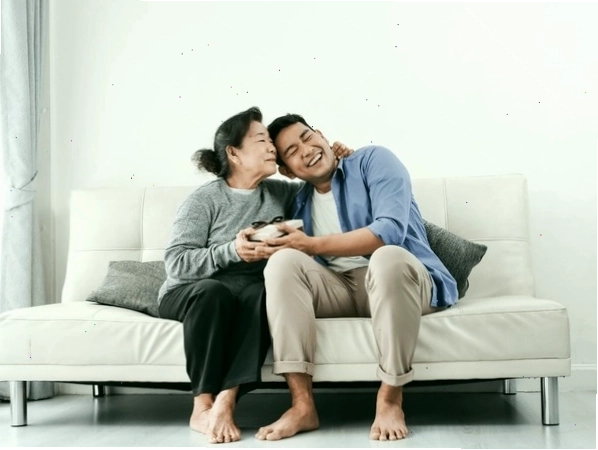 Hình ảnh minh họa một người con trai được mẹ yêu thương và chăm sóc từ nhỏ đến lớn.