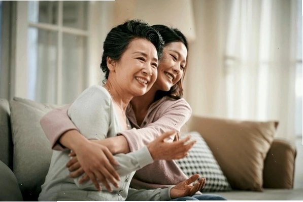 Hình ảnh người mẹ và con dâu, thể hiện mong ước về sự công bằng trong gia đình.