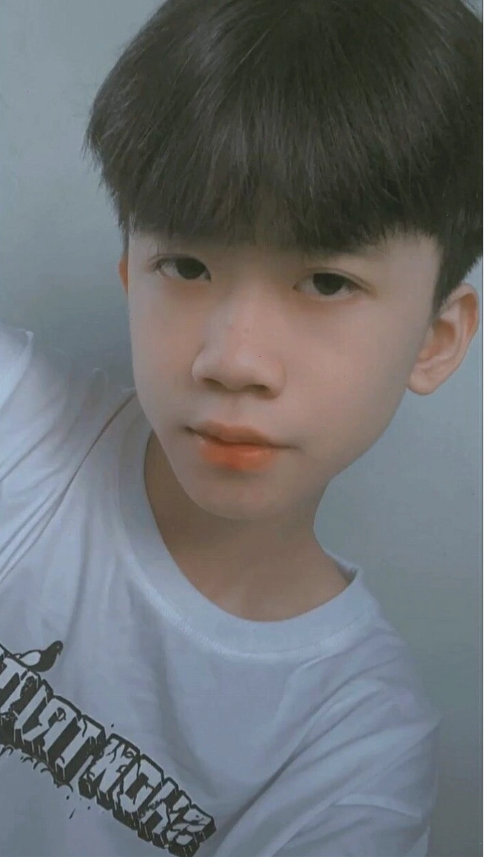 Hình ảnh trai đẹp 2k9 với trang phục hiện đại