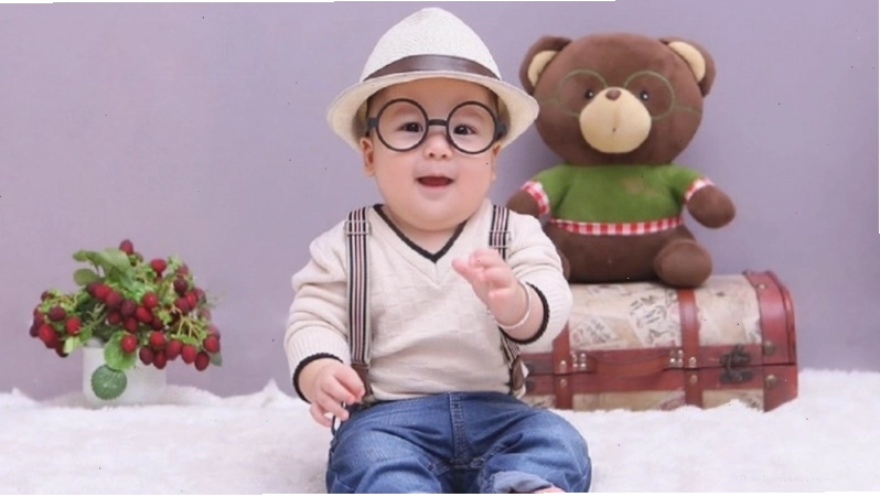Hình nền bé trai đáng yêu đang chơi đùa