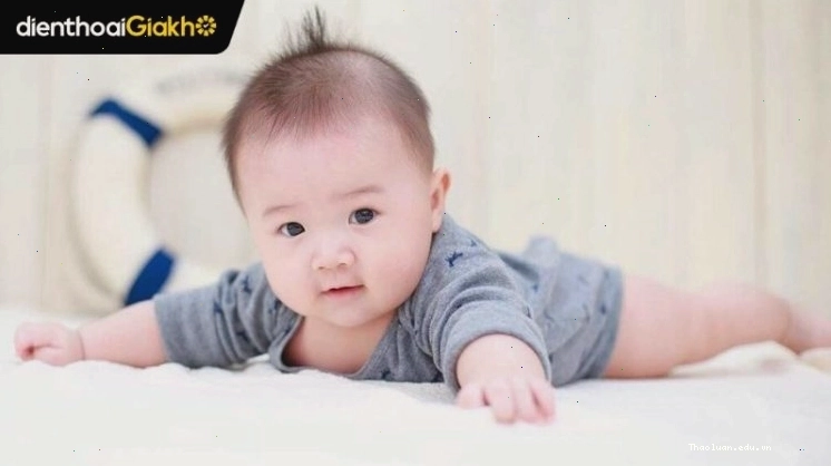 Hình nền em bé trai dễ thương với nụ cười rạng rỡ