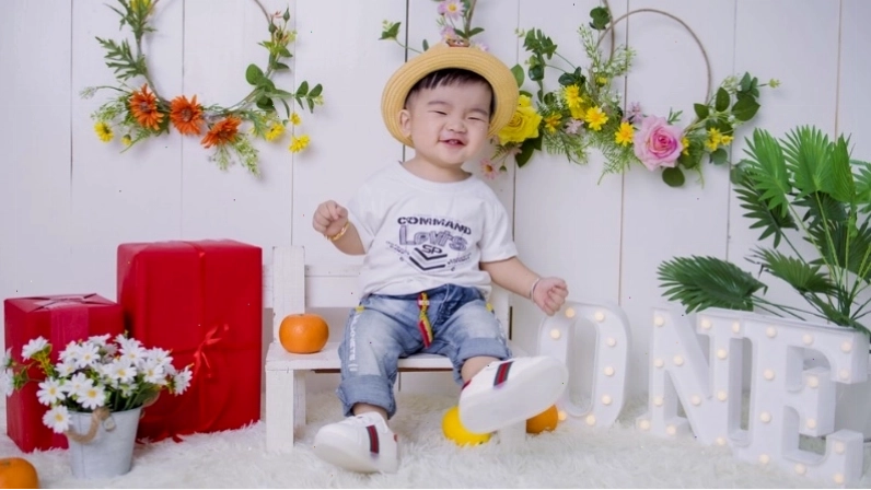 Hình nền em bé trai với ánh mắt ngây thơ