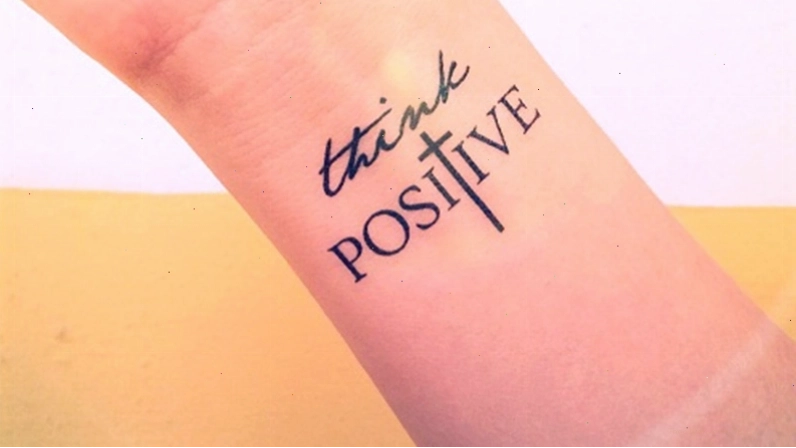 Hình xăm chữ Think Positive cho nam thể hiện suy nghĩ tích cực