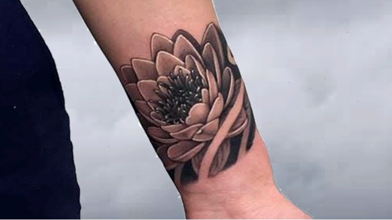 Hình xăm hoa sen cho nam trên cổ tay