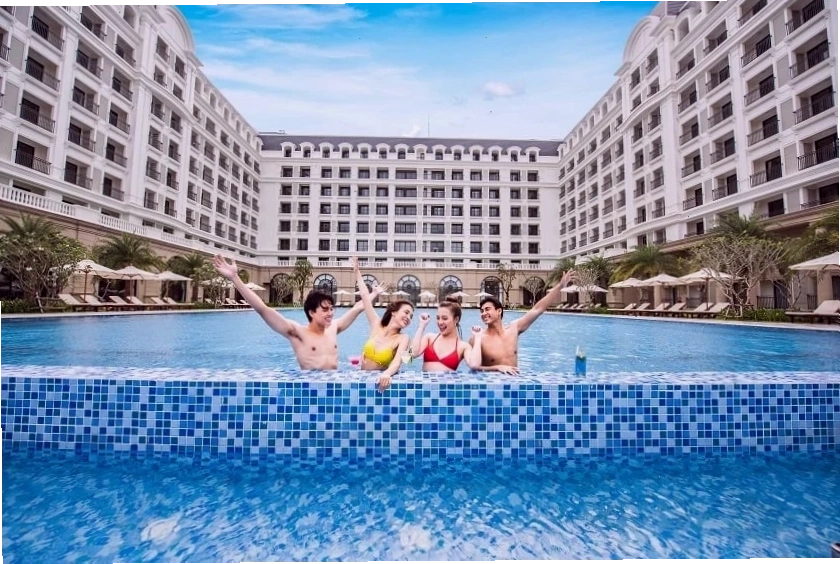Hồ bơi vô cực nhìn ra biển Mỹ Khê